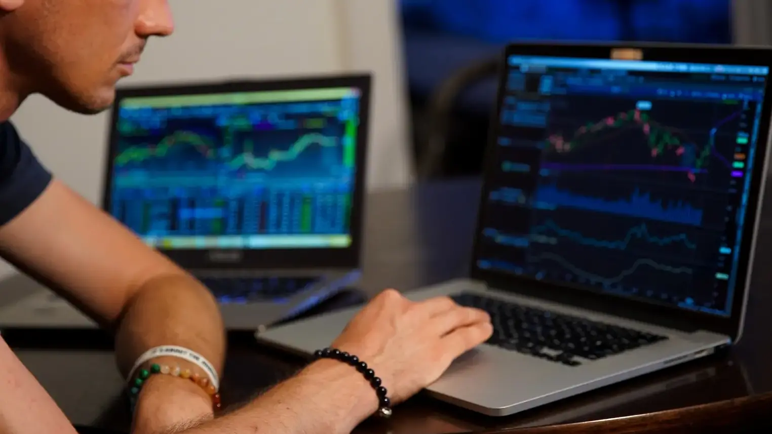 Treidaaja aloittamassa treidaamista läppärillä.